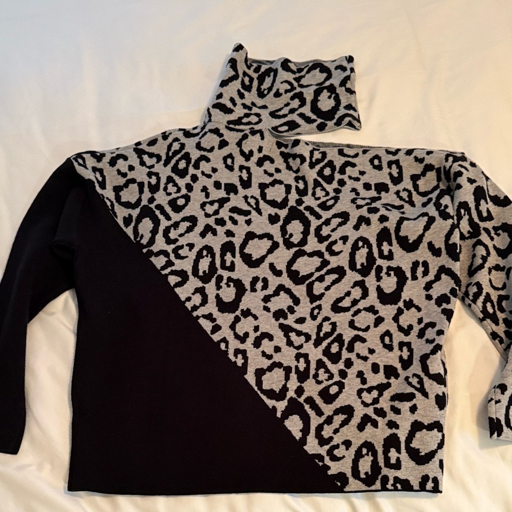 VENUS Black and Gray Leopard Print Sweater